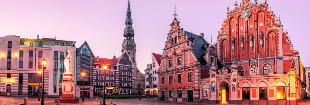 lettonie-riga-maison-des-tetes-noires-crepuscule.jpg